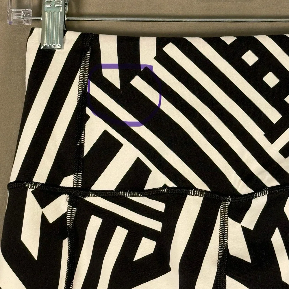 Victoria's Secret Knockout Crop Leggings Black White Geometric Print Small - Picture 5 of 8